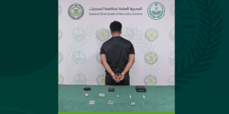 القبض على شخص بمنطقة تبوك لترويجه مواد مخدرة
