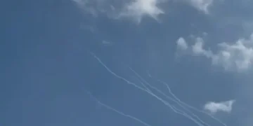 القسام تطلق صواريخها نحو تل أبيب.. وإصابات وسط إسرائيل