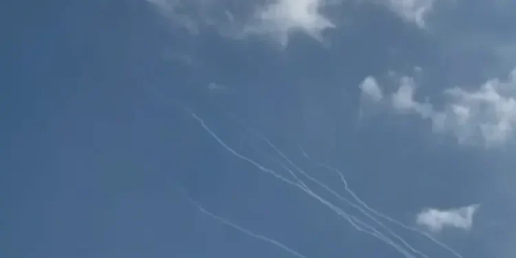 القسام تطلق صواريخها نحو تل أبيب.. وإصابات وسط إسرائيل