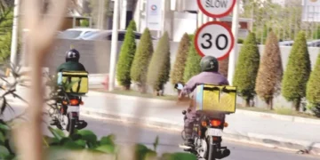 المملكة توقف منح التراخيص الجديدة للدراجات النارية لتوصيل الطلبات عبر التطبيقات