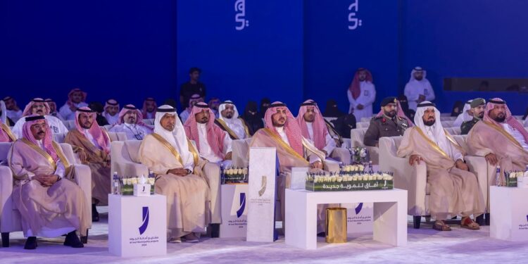 بأكثر من مليار ريال.. أمير الجوف يدشّن ويضع حجر الأساس لمشروعات بلدية