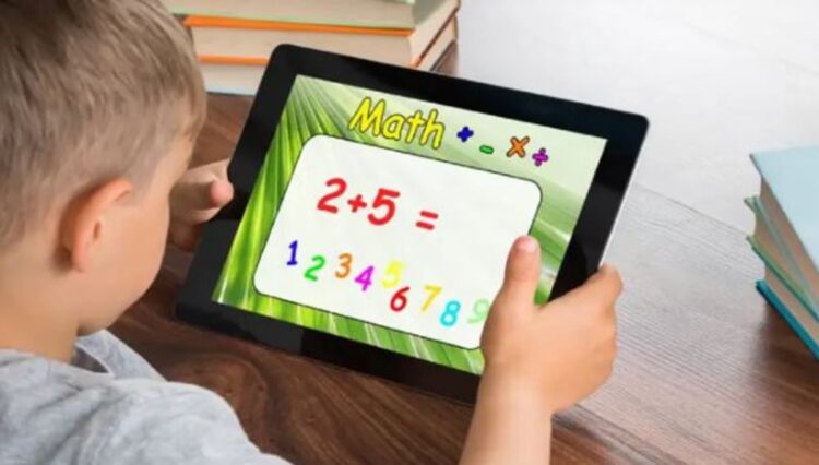 بالفيديو.. مختص: التطبيقات التعليمية تدعم معظم المناهج.. والمشكلة تكمن في مدى مواءمتها مع المنهج