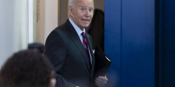 بايدن: على إسرائيل البحث عن بدائل لاستهداف منشآت نفطية إيرانية