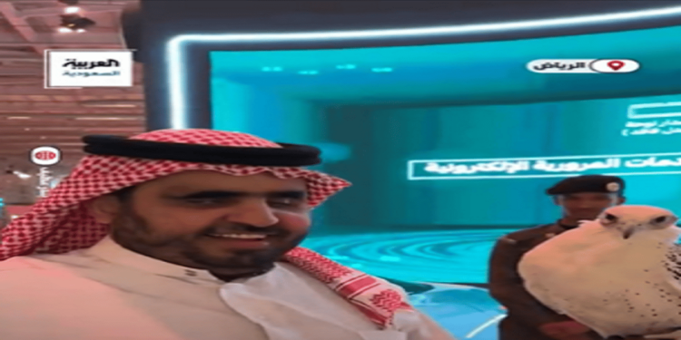 بدر الشراري.. أول صقار كفيف على مستوى العالم (فيديو)