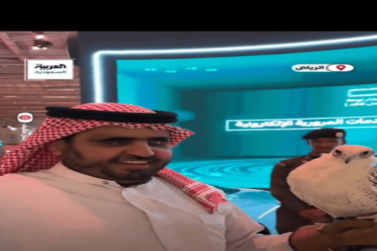 بدر الشراري.. أول صقار كفيف على مستوى العالم (فيديو)