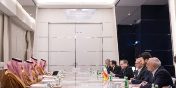 بن فرحان يبحث مع الرئيس الإيراني مستجدات المنطقة