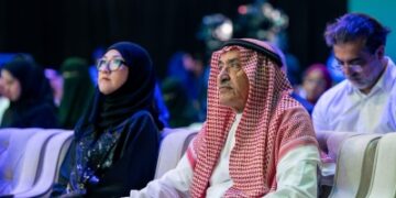 تكريم أقدم ممارس صحي على رأس العمل