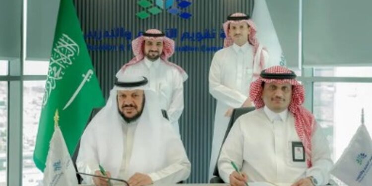 جامعة القصيم توقع عقود تنفيذ الدراسات التقويمية لاعتماد 17 برنامجًا مع «تقويم التعليم»