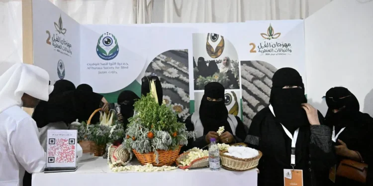 جمعية الثريا للمكفوفين بجازان تشارك في فعاليات مهرجان “الفل والنباتات العطرية الثاني”