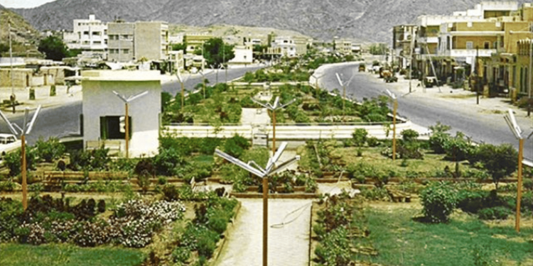 حدائق العاصمة المقدسة تستقبل زوارها وسط الأجواء الممطرة