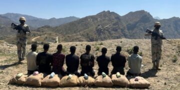 حرس الحدود بجازان يضبط 8 مخالفين لنظام أمن الحدود لتهريبهم 135 كيلوجرامًا من القات