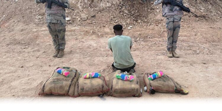 حرس الحدود بمنطقة جازان يقبض على مخالف لنظام أمن الحدود لتهريبه 114 كيلوجرامًا من نبات القات المخدر