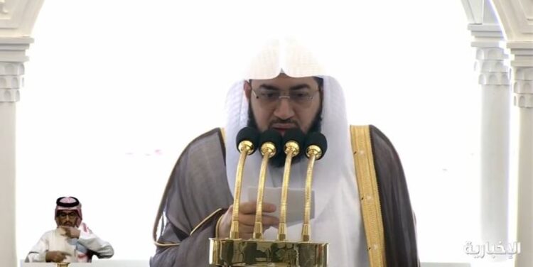 خطيب المسجد الحرام: لتنالوا السعادة والاطمئنان انشروا المحبة وابتعدوا عن القطيعة وكثرة الوسواس وسوء الظن