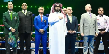 رئيس هيئة الترفيه يُفتتح موسم الرياض ويتوج الملاكم أرتور بيتربيف ببطولة العالم في الوزن الخفيف الثقيل