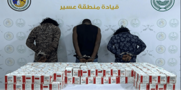 ضبط 3 مخالفين بعسير لنظام أمن الحدود لتهريبهم 60000 قرص خاضع لتنظيم التداول الطبي