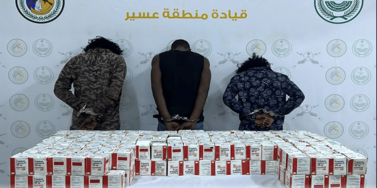ضبط 3 مخالفين بعسير لنظام أمن الحدود لتهريبهم 60000 قرص خاضع لتنظيم التداول الطبي
