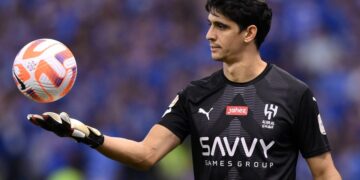 قبل مواجهة النصر.. بونو يشارك في مران الهلال