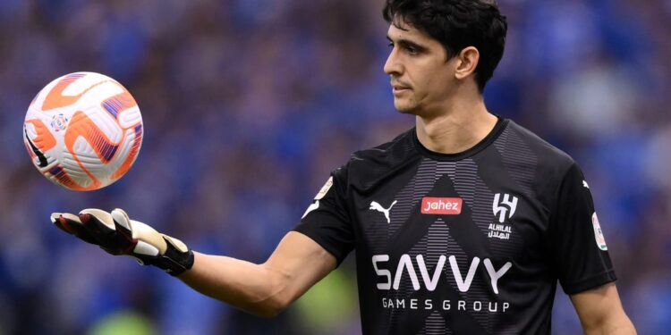قبل مواجهة النصر.. بونو يشارك في مران الهلال