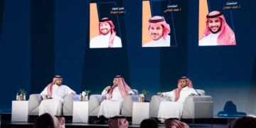 مؤثرو التواصل الاجتماعي في “كتاب الرياض”: الكتاب الورقي لن يختفي أمام الرقمي
