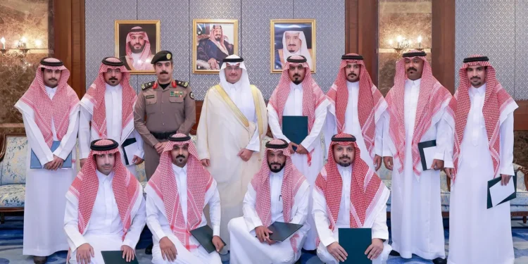 محافظ الأحساء يُكرّم عددًا من ضباط وأفراد الشرطة
