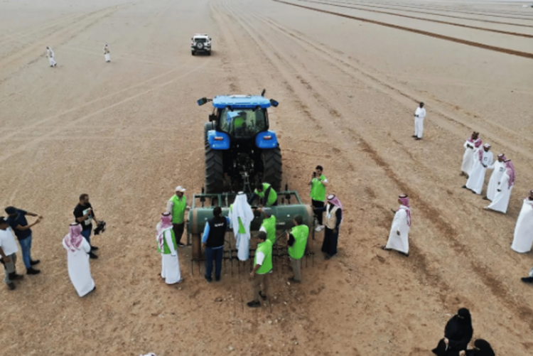 نثر بذور النباتات الرعوية والأشجار البرية بمرعى حمى الملك عبدالعزيز بالحناكية