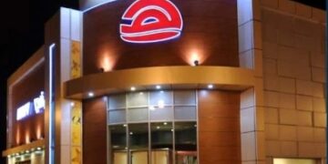 هرفي ترد على رئيسها السابق وتوجه له اتهامات عدة