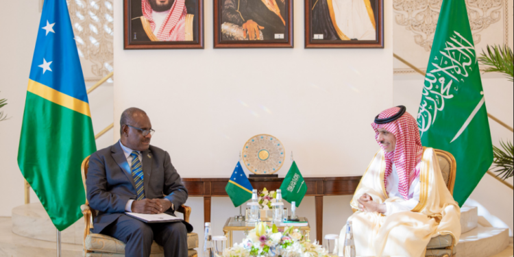 وزير الخارجية يستقبل رئيس وزراء جزر سليمان ويوقعان اتفاقية الإعفاء المتبادل لتأشيرة الجوازات الدبلوماسية والخاصة والرسمية بين البلدين