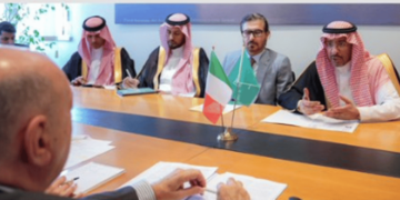 وزير الصناعة يناقش تعزيز التعاون التعديني وحلول الطاقة النظيفة في إيطاليا