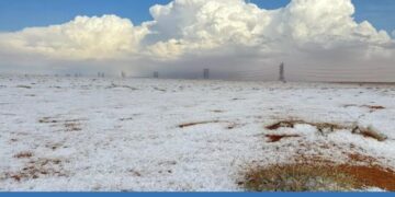 منطقة الجوف تكتسي بالبياض بعد نزول البرد وهطول الأمطار الغزيرة