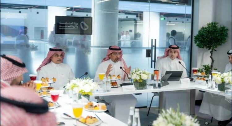 «الخريف» يؤكد حرص الوزارة على معالجة التحديات التي تواجه المستثمرين الصناعيين