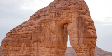 جبل الفيل في محافظة العُلا.. معلم سياحي يلفت أنظار الزوار من مختلف أنحاء العالم
