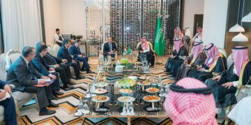 وزير الصناعة يبحث تعزيز التعاون المشترك في قطاعي الصناعة والتعدين مع تونس وطاجيكستان