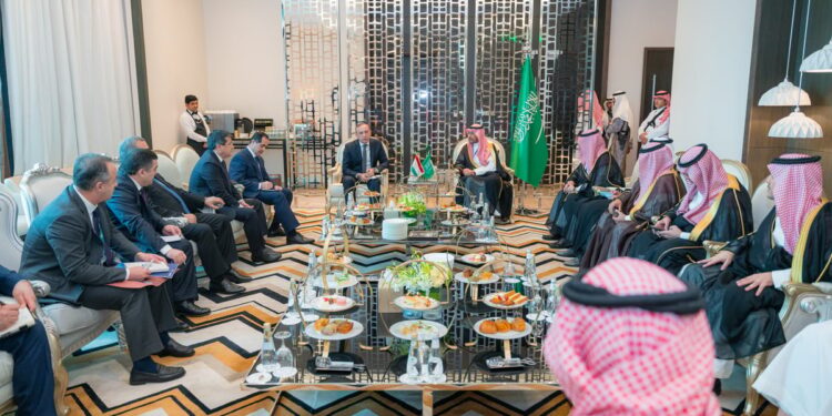 وزير الصناعة يبحث تعزيز التعاون المشترك في قطاعي الصناعة والتعدين مع تونس وطاجيكستان