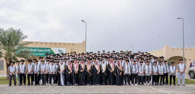 ‪أمير القصيم يرعى حفل تخريج الدفعة الأولى من برنامج دبلوم الهندسة المدنية بالأكاديمية الوطنية للبناء
