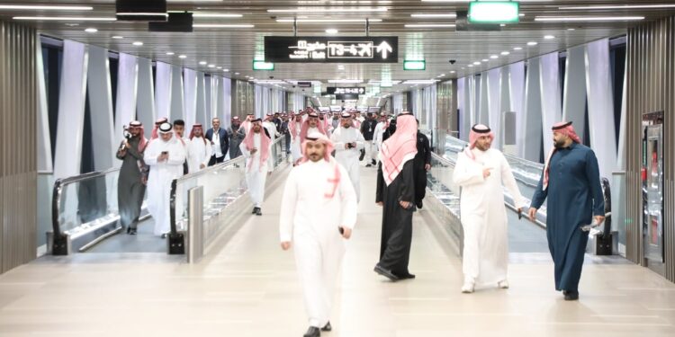 «عاجل» في جولة داخل مترو الرياض.. مشروع النقل العام الأكبر في المملكة