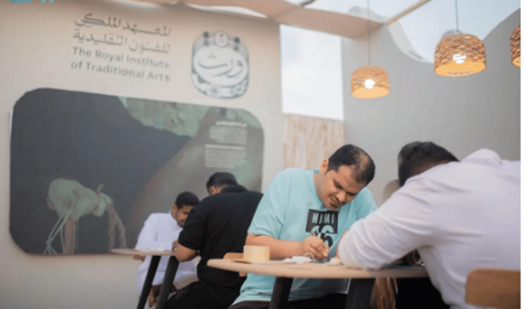 "باص الحرفي" يضيء جازان بعبق التراث وينسج قصص الفنون التقليدية
