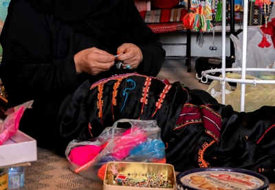 أسواق الباحة الشعبية .. أنامل تصون التراث اليدوي