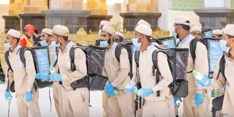 أكثر من 58 طنًا من ماء زمزم لسقيا قاصدي المسجد النبوي منذ بداية 2024