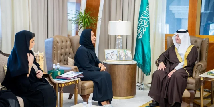أمير المنطقة الشرقية يستقبل منسوبي ومنسوبات مجلس “أبصر”