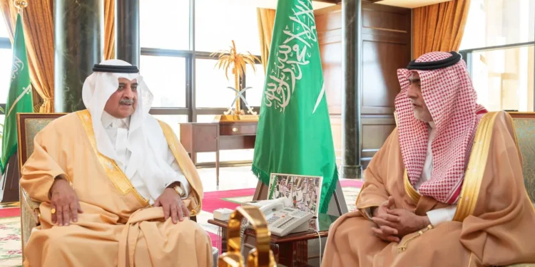 أمير تبوك يستقبل مدير تعليم المنطقة ويطلع على تقرير عن سير الاختبارات