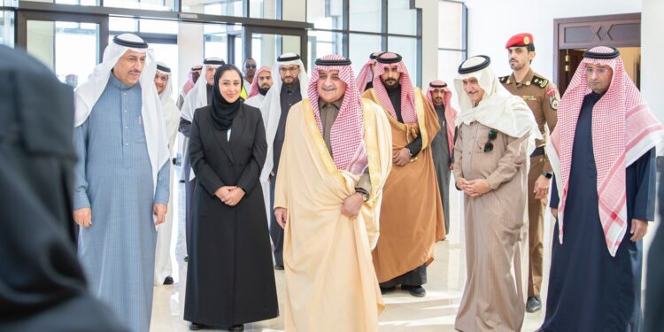 أمير تبوك يقف على المراحل النهائية لمشروع مبنى مجلس المنطقة وقاعة المؤتمرات
