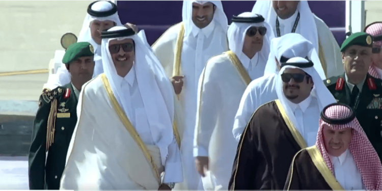 أمير قطر يصل إلى الرياض  للمشاركة في القمة العربية الإسلامية