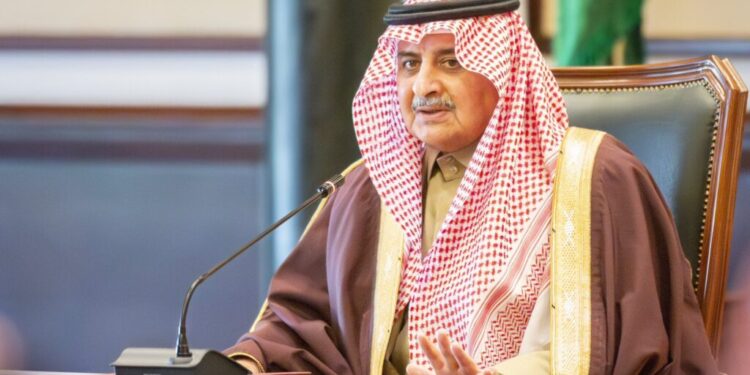 أمير منطقة تبوك يرأس اجتماع المحافظين ورؤساء المراكز