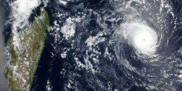 إعصار قوي يلحق أضرارًا بمطارين محليين في شمال الفلبين