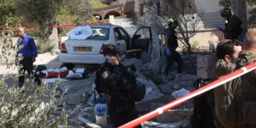 اعتراض صواريخ ومسيرات وسط إسرائيل.. 19 إصابة في الطيرة وأضرار بمبنى سكني