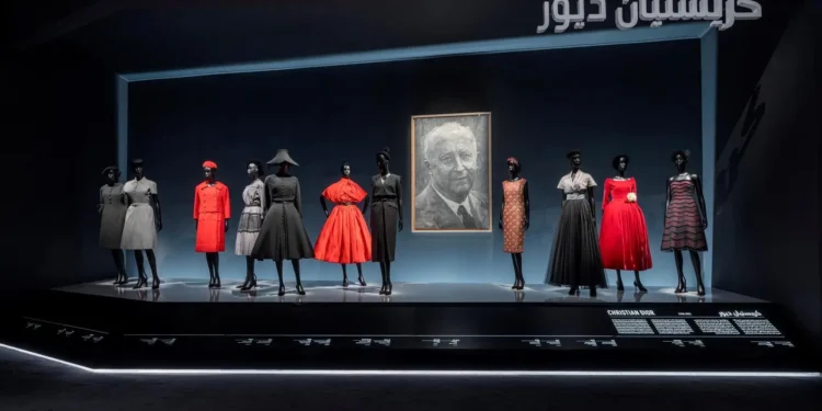 افتتاح معرض “كريستيان ديور: مصمم الأحلام” في المتحف الوطني السعودي بالرياض