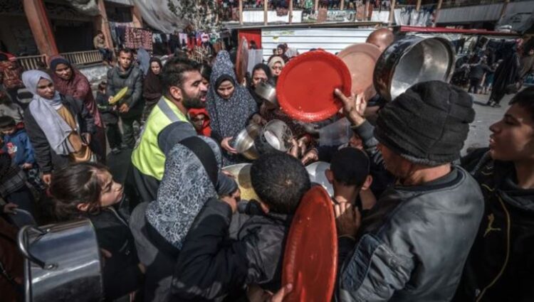 «الأونروا»: سكان غزة يبحثون عن فتات الطعام في النفايات منذ أيام