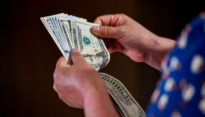 الدولار يهبط إلى أدنى مستوى في أسبوع