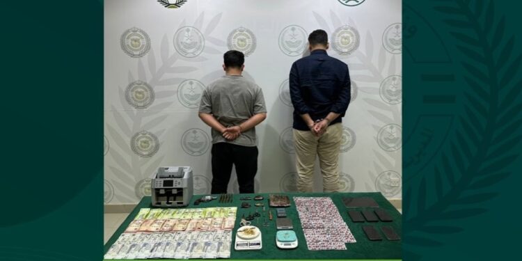 القبض على شخصين بمنطقة الباحة لترويجهما مواد مخدرة