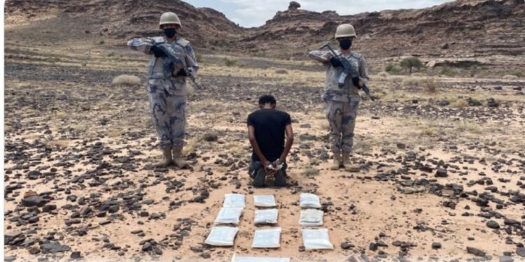 القبض على مخالف لنظام أمن الحدود لتهريبه 13 كيلوجرامًا من الحشيش في عسير